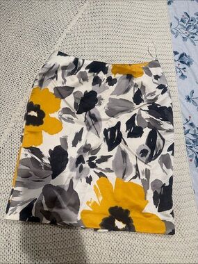 Jones New York Yellow & Gray Floral Pencil Skirt